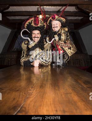 Marcus Brigstocke (Captain Hook) and Verne Troyer (Lofty The Pirate) attending a photocall for New Wimbledon Theatre's Peter Pan at the Golden Hinde II, on Clink Street, London. Stock Photo