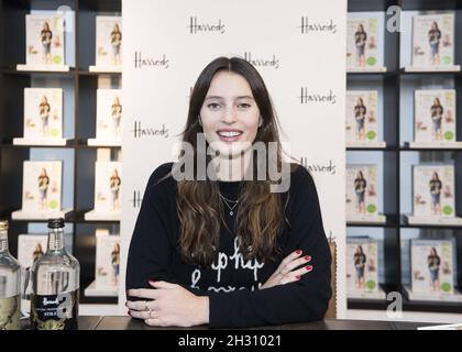Ella Woodward signs copies of 'Deliciously Ella Every Day' in the Harrods Cookshop, 2nd Floor, Harrods, London Stock Photo