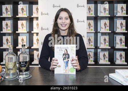 Ella Woodward signs copies of 'Deliciously Ella Every Day' in the Harrods Cookshop, 2nd Floor, Harrods, London Stock Photo