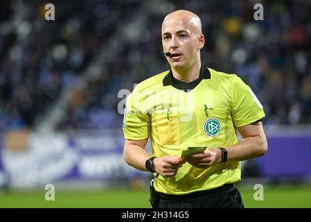 Aue, Germany. 22nd Oct, 2021. Football: 2. Bundesliga, Matchday 11, FC Erzgebirge Aue - FC Ingolstadt 04 at Erzgebirgsstadion in Aue. Referee Nicolas Winter on the pitch. Credit: Hendrik Schmidt/dpa-Zentralbild/dpa - IMPORTANT NOTE: In accordance with the regulations of the DFL Deutsche Fußball Liga and/or the DFB Deutscher Fußball-Bund, it is prohibited to use or have used photographs taken in the stadium and/or of the match in the form of sequence pictures and/or video-like photo series./dpa/Alamy Live News