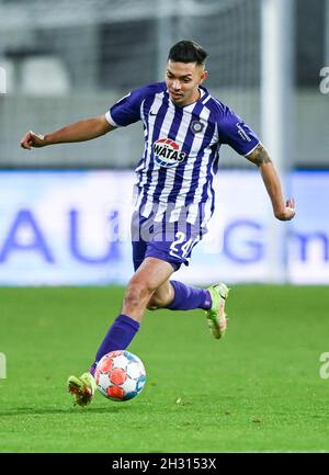 Aue, Germany. 22nd Oct, 2021. Football: 2. Bundesliga, Matchday 11, FC Erzgebirge Aue - FC Ingolstadt 04 at Erzgebirgsstadion in Aue. Aue's John-Patrick Strauß in action. Credit: Hendrik Schmidt/dpa-Zentralbild/dpa - IMPORTANT NOTE: In accordance with the regulations of the DFL Deutsche Fußball Liga and/or the DFB Deutscher Fußball-Bund, it is prohibited to use or have used photographs taken in the stadium and/or of the match in the form of sequence pictures and/or video-like photo series./dpa/Alamy Live News