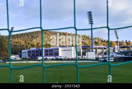 Aue, Germany. 22nd Oct, 2021. Soccer: 2. Bundesliga, Matchday 11, FC Erzgebirge Aue - FC Ingolstadt 04 at Erzgebirgsstadion in Aue. Credit: Hendrik Schmidt/dpa-Zentralbild/dpa - IMPORTANT NOTE: In accordance with the regulations of the DFL Deutsche Fußball Liga and/or the DFB Deutscher Fußball-Bund, it is prohibited to use or have used photographs taken in the stadium and/or of the match in the form of sequence pictures and/or video-like photo series./dpa/Alamy Live News