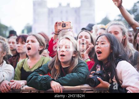 Festival goers in the castle stage crowd at Camp Bestival 2018, Lulworth Castle, Wareham. Picture date: Saturday 28h July 2018. Photo credit should read: David Jensen/EMPICS Entertainment Stock Photo