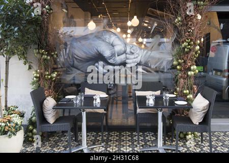 Stella McCartney and her husband Alasdhair Willis leaving Babbo restaurant  in Mayfair. London, England - 12.03.12 Stock Photo - Alamy