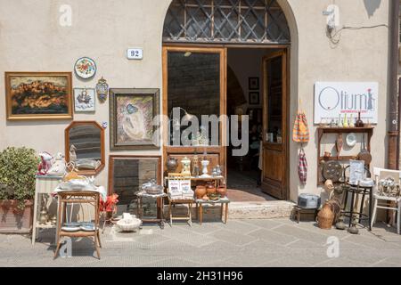 Antique dealer in San Quirico d' Orcia house and town, Tuscany, Italy Stock Photo