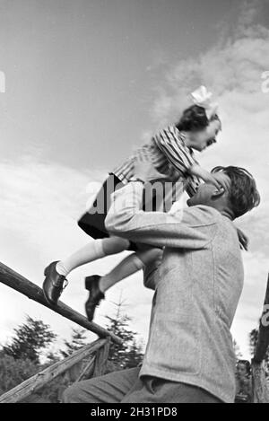 Porträt eines jungen Mannes beim spielen mit einem kleinen Mädchen im Nordschwarzwald, Deutschland 1930er Jahre. Portrait of a young man playing with a young girl in the Northern Black Forest, Germany 1930s. Stock Photo