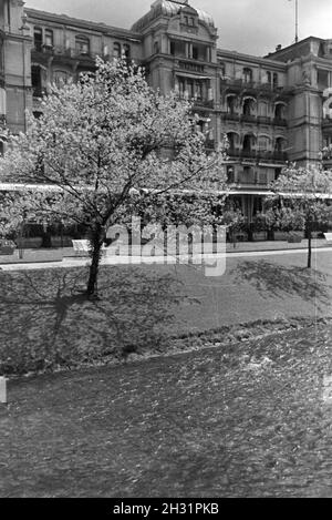 Das direkt an der Oos gelegende Brenner´s Park-Hotel und Spa in der Lichtentaler Allee in Baden-Baden, Deutschland 1930er Jahre. The Brenner´s Park-Hotel and Spa located directly at the Oos in the Lichtentaler Allee in Baden-Baden, Germany 1930s. Stock Photo