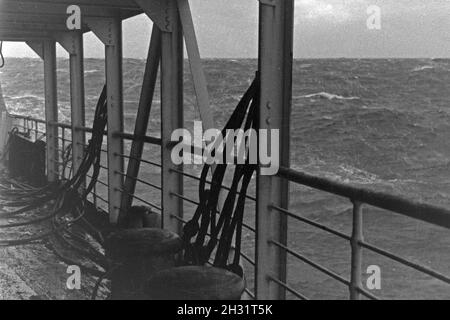 Das Walfang Fabrikschiff 'Jan Wellem' bei starkem Seegang auf dem Eismeer in der Antarktis, 1930er Jahre. Factory vessel 'Jan Wellem' of the German whaling fleet at heavy sea conditions in the Antarctic Sea, 1930s. Stock Photo