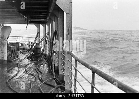 Das Walfang Fabrikschiff 'Jan Wellem' bei starkem Seegang auf dem Eismeer in der Antarktis, 1930er Jahre. Factory vessel 'Jan Wellem' of the German whaling fleet at heavy sea conditions in the Antarctic Sea, 1930s. Stock Photo