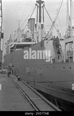 Das Fabrikschiff 'Jan Wellem' der deutschen Walfangflotte im Hafen von Wesermünde, Deutschland 1930er Jahre. Factory vessel 'Jan Wellem' of the German whaling fleet in the harbor at Wesermuende, Germany 1930s. Stock Photo