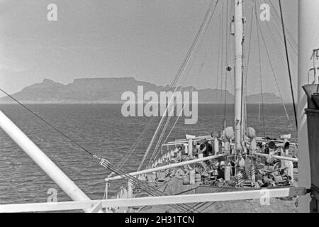 Das  Walfangfabrikschiff 'Jan Wellem' der deutschen Walfangflotte vor den Südgeorgien Inseln, 1930er Jahre. The factory vessel 'Jan Wellem' of the German whaling fleet heading the South Georgia Islands, 1930s. Stock Photo