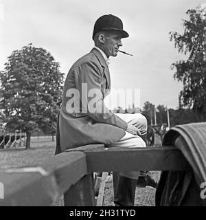 Ein junger Mann im Turniersakko für den Pferdesport, Deutschland 1957. A young man wearing a jacket for an tournament in equestrian sports, Germany 1957. Stock Photo