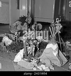 Cowboys, Soldaten und Indianer als Elastolinfiguren: ein 'Muss' im Kinderzimmer, Deutschland 1958. Cowboys, soldiers and American natives made from Elastolin - a child's 'Must have', Germany 1958. Stock Photo