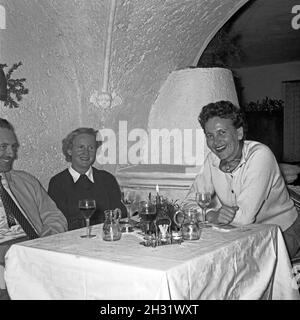 Beisammensitzen in trauter Runde, Deutschland 1958. Being together with friends and family, Germany 1958. Stock Photo