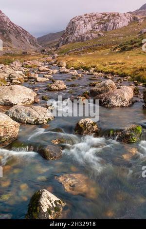 The River Dee (Welsh: Afon Dyfrdwy) is a river in the United Kingdom. It flows through parts of both Wales and England, forming part of the border bet Stock Photo