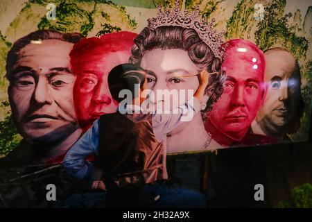 Taipei, Taipei, Taiwan. 25th Oct, 2021. A painting shows a painter painting the portraits of Queen Elizebeth the 2nd, Dr Sun Yat Sin and the former chairman of the Chinese Communist Party Mao Zedong, at the Art Taipei Expo 2021. The exhibition comprises of 124 artwork from across the world including Taiwan, US, UK and some other European countries. (Credit Image: © Daniel Ceng Shou-Yi/ZUMA Press Wire) Stock Photo