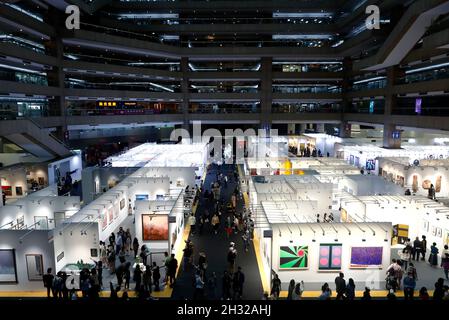 Taipei, Taipei, Taiwan. 25th Oct, 2021. A general view of the Art Taipei Expo 2021 in Taipei. The exhibition comprises of 124 artwork from across the world including Taiwan, US, UK and some other European countries. (Credit Image: © Daniel Ceng Shou-Yi/ZUMA Press Wire) Stock Photo