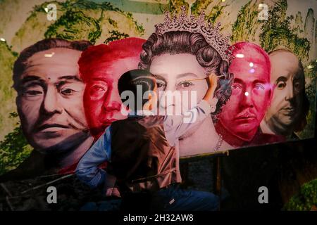 Taipei, Taipei, Taiwan. 25th Oct, 2021. A painting shows a painter painting the portraits of Queen Elizebeth the 2nd, Dr Sun Yat Sin and the former chairman of the Chinese Communist Party Mao Zedong, at the Art Taipei Expo 2021. The exhibition comprises of 124 artwork from across the world including Taiwan, US, UK and some other European countries. (Credit Image: © Daniel Ceng Shou-Yi/ZUMA Press Wire) Stock Photo