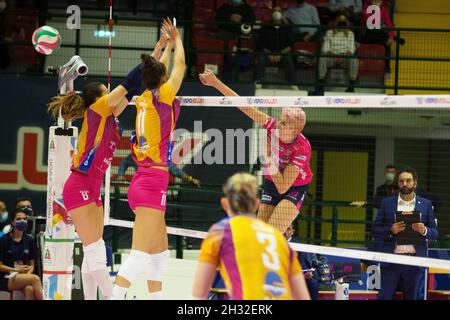 Arena di Monza, Monza (MB), Italy, October 24, 2021, Spike of  EBRAR KARAKURT (Igor Gorgonzola Novara)  over the block of ANNA DANESI (Vero Volley Mon Stock Photo