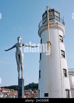 Scarborough lighthouse and the Diving Belle steel statue by Craig Knowles on Vincents Pier, Scarborough, Yorkshire, England Uk - Scarborough tourism Stock Photo