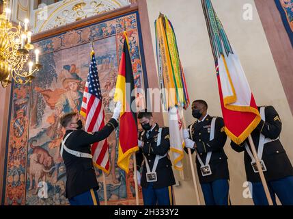 Munich, Germany. 25th Oct, 2021. US soldiers sort their flags before the start of the Bavarian Prime Minister's flag ribbon award ceremony for US Army Europe stationed in Bavaria. The event takes place in the Kaisersaal of the Residenz on the occasion of the 75th anniversary of the liberation of the Dachau concentration camp by the 7th Army of the US. Credit: Peter Kneffel/dpa/Alamy Live News Stock Photo