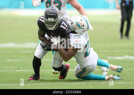 Atlanta Falcons wide receiver Olamide Zaccheaus (17) makes the catch ...