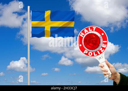 Die Flagge von Schweden, Skandinavien, Europa, EU, Polizeikontrolle, Grenzkontrolle, Polizeikelle, Stop, Polizei, Pandemie, Cornona, Covid-19, Stock Photo