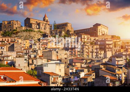 The medieval hill town of Francavilla di Sicilia. Italy, Sicily, Messina Province, Francavilla di Sicilia. Stock Photo