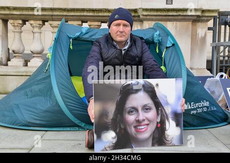 London, UK. 25th Oct, 2021. Richard Ratcliffe, husband of Nazanin Zaghari-Ratcliffe, a British Iranian held in Iran since 2016, holds a picture of his wife next to a tent set up opposite the Foreign Office in London on the first day of his hunger strike. (Photo by Thomas Krych/SOPA Images/Sipa USA) Credit: Sipa USA/Alamy Live News Stock Photo