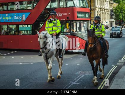 Mounted Police Officers from the Metropolitan Police on patrol in central London Stock Photo