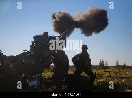 Yausubetsu Maneuver Area, Japan. 24th Oct, 2021. U.S. Marines with the 3d Marine Division, fire an M777A2 155mm Howitzer during Artillery Relocation Training at Yausubetsu Maneuver Area October 24, 2021 in Hokkaido, Japan. Credit: LCpl. Lorenzo Ducato/US Marines Photo/Alamy Live News Stock Photo