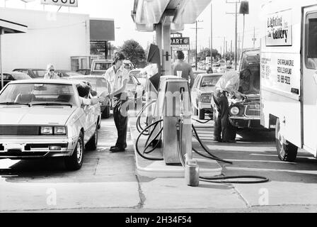 Cars lined up at Gas Station waiting for Fuel, Warren K. Leffler, US News & World Report Magazine Collection, June 15, 1979 Stock Photo