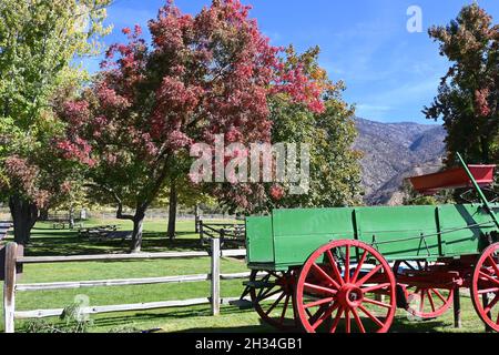 OAK GLEN, CALIFORNIA - 10 OCT 2021: Colorful wagon and Fall Foliage at the entrance to Los Rios Rancho, Southern Californias largest Apple Farm. Stock Photo