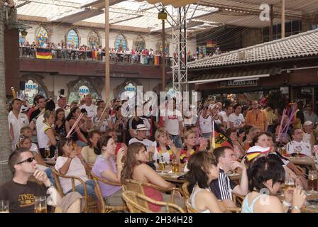 Balearen, Mallorca, s'Arenal, Megaparc, Fußballweltmeisterschaft 2006, Deutschland - Equador, Fußballfans, Majorca, football World Cup Stock Photo