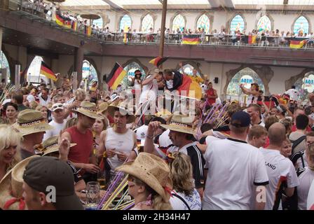 Balearen, Mallorca, s'Arenal, Megaparc, Fußballweltmeisterschaft 2006, Deutschland - Equador, Fußballfans, Majorca, football World Cup Stock Photo