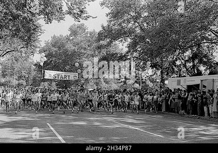 Tom Fleming (USA) #509 winner at center  starting the 1975 New York City Marathon Stock Photo