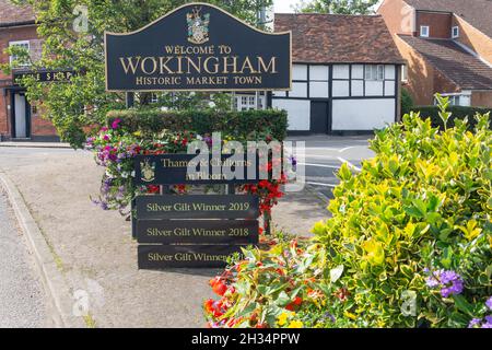 'Welcome to Wokingham' sign, London Road, Wokingham, Berkshire, England, United Kingdom Stock Photo