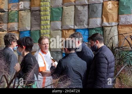 Rho fiera, Milan - 25 October 2021: a chef explains to visitors the use of fine Italian grains in the stand of a mill Stock Photo