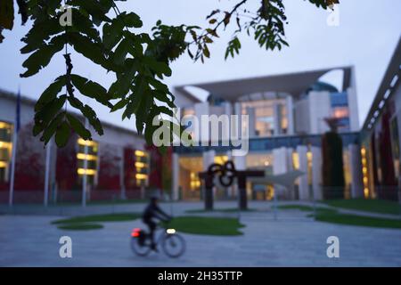Berlin, Germany. 26th Oct, 2021. Early morning view of the Federal Chancellery. Credit: Jörg Carstensen/dpa/Alamy Live News Stock Photo