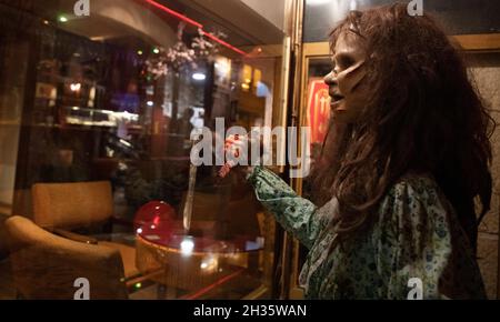 Palma, Spain. 23rd Oct, 2021. A scary wax figure is on display in the themed restaurant 'Transilvania Museo-Cafeteria'. The museum houses numerous wax figures from well-known horror films, which were made by hand. (to dpa 'Monsters, mummies and murder dolls: Scary museums around the globe') Credit: Clara Margais/dpa/Alamy Live News Stock Photo