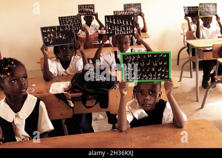 NIGER. NIAMEY. PUPILS AND THEIRS BOARDS DURING A LESSON IN THE CATHOLIC SCHOOL Stock Photo