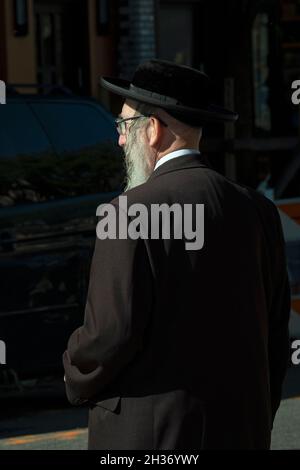 An older Hasidic man crossing the street in Williamsburg, Brooklyn, New York. Stock Photo