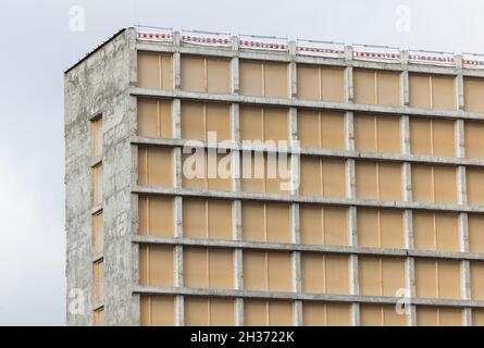 26 October 2021, North Rhine-Westphalia, Duesseldorf: View of a high-rise building after asbestos abatement. Photo: Rolf Vennenbernd/dpa Stock Photo