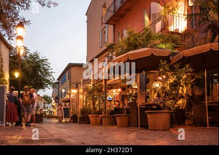 A summer evening in Sainte-Maxime, with peole strolling and dining in the restaurants of the seaside resort at the Côte d'Azur Stock Photo