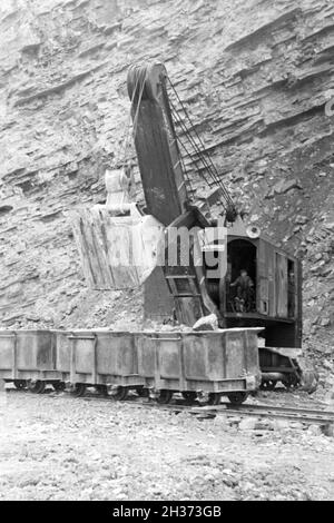 Bagger zum Abbau von Kalksandstein im Steinbruch Rüdersdorf bei Berlin, Deutschland 1930er Jahre. Power shovel for diging lime stone at the pit in Ruedesdorf near Berlin, Germany 1930s. Stock Photo