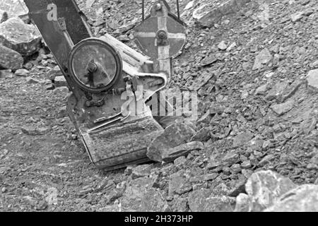 Bagger zum Abbau von Kalksandstein im Steinbruch Rüdersdorf bei Berlin, Deutschland 1930er Jahre. Power shovel for diging lime stone at the pit in Ruedesdorf near Berlin, Germany 1930s. Stock Photo