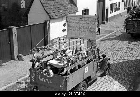 Lokale Rettichprduzenten, wie hier die Großhandelsstelle Kamb, im Festzug zum Rettichfest in Schifferstadt, Deutschland 1930er Jahre. Local radish producers at the pageant of the annual radish fair at Schifferstadt, Germany 1930s. Stock Photo