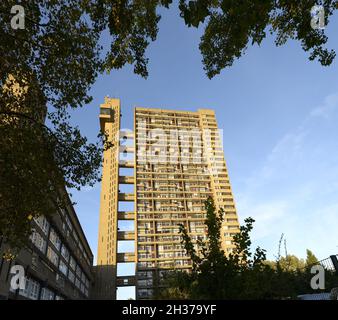 London, England, UK. Trellick Tower (Grade II* listed tower block) Cheltenham Estate, Kensal Green, London. Opened in 1972, Brutalist style architectu Stock Photo