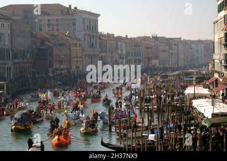 Venetians row during the masquerade parade on the Cannaregio Canal during the Carnival in Venice, Italy February 17, 2019. Stock Photo