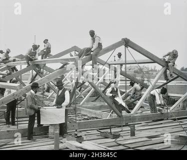 Frances Benjamin Johnston vintage photography - Roof Construction by the students at Tuskegee Institute - circa 1902 Stock Photo